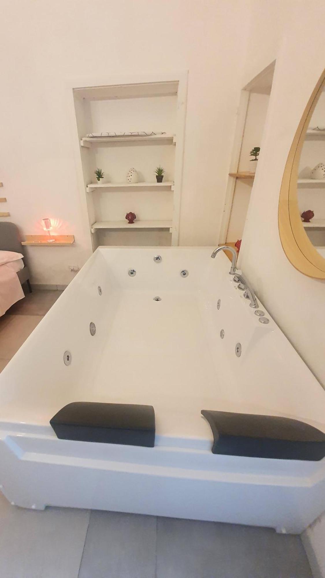 Suite Adriatica Hottube And Sauna Bari Eksteriør bilde
